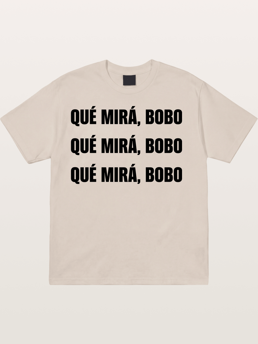 Que Mira Bobo Repeated Text Cotton T-shirt