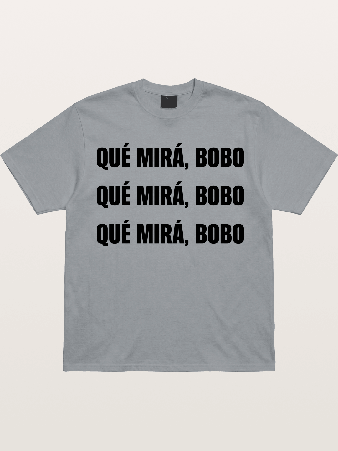 Que Mira Bobo Repeated Text Gildan T-shirt