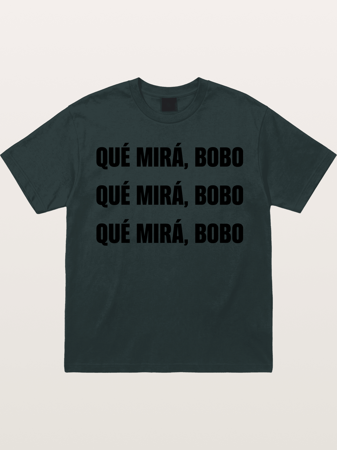 Que Mira Bobo Repeated Text Gildan T-shirt
