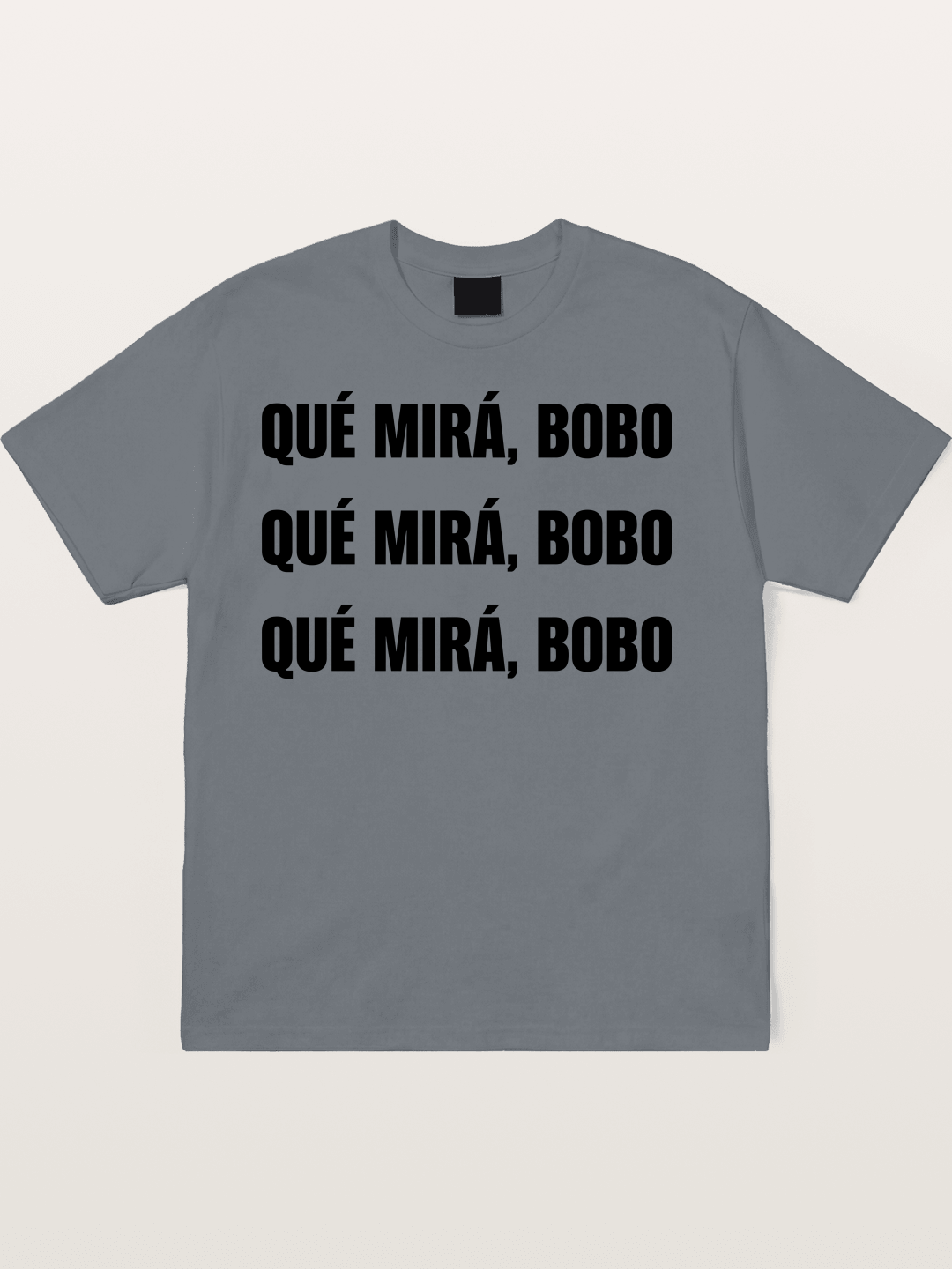 Que Mira Bobo Repeated Text Cotton T-shirt