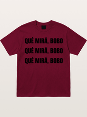 Que Mira Bobo Repeated Text Gildan T-shirt