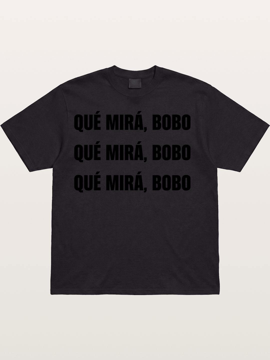 Que Mira Bobo Repeated Text Cotton T-shirt
