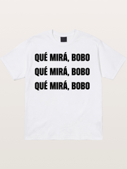 Que Mira Bobo Repeated Text Cotton T-shirt